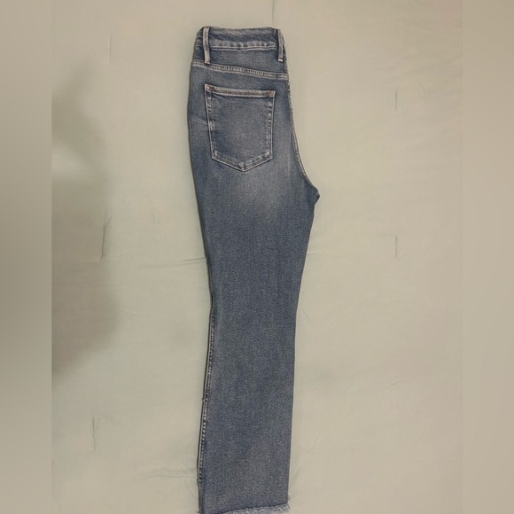 Good American Good Curve Cropped Straight Jeans with distressed hem - Picture 7 of 15